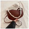 2024 Nueva bolsa de cadena de perlas para el hombro de uso diario, de moda, simple, casual, bolso mensajero, bolso portátil para la axila para mujer