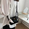 Bolsa Transversal de Design Exclusivo Feminina 2024 Verão Nova Moda Simples para Ombro ou Axila Bolsa de Mão de Alto Padrão