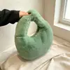 Nuevo bolso de mano de peluche, bolso peludo estilo coreano ins, piel sintética de conejo, bolso de bola esponjoso versátil de nicho para otoño e invierno para mujer