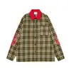 Camisa de manga larga a cuadros azul marino para hombre con cuello rojo, con un diseño de estilo callejero punk oscuro con parches de llamas y estrellas, y un corte holgado.