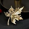 Nuevo diseño de temperamento de nicho de alta gama para hombres y mujeres, broche de hoja de arce de estilo británico, accesorios de ramillete para chaqueta de traje