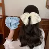 Elegante Acessório de Cabelo Francês de Alta Qualidade com Textura, para a Parte de Trás da Cabeça, com Pom Pom Colorido e Flor de Cetim