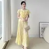 Conjunto Top Tendência 2025 com Aplicações Florais Tridimensionais e Design de Saia Plissada Irregular, Nicho, Valoriza o Corpo, Versátil