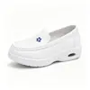 Sapatos de enfermeira confortáveis de couro bovino personalizados de fábrica, sapatos de trabalho hospitalar, sapatos baixos casuais respiráveis antiderrapantes de sola macia para mulheres