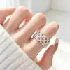 Anillo de rejilla dulce y elegante para mujer, de alta gama, exquisito, versátil, anillo abierto apilable, borde ancho, anillo de dedo índice de lujo ligero, moderno