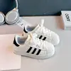 Zapatos Deportivos para Niñas 2026 Otoño Nuevo Estilo Primavera y Otoño Punta de Concha Zapatos para Niños Zapatos Blancos Niños Medianos y Grandes Zapatos de Skate Modernos