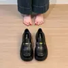 Sapatos femininos de couro estilo britânico com sola grossa, novos sapatos femininos slip-on primavera 2026, mocassins pretos de trabalho JK