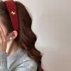 Diadema de Lana Roja Suave Estilo Año Nuevo con Borde Ancho y Logo Dorado de Pony para Mujer, Tacto de Alta Gama, Diadema que No Aprieta, Accesorio para el Cabello