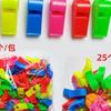 Juguetes de puesto al por mayor color juguetes para niños silbato accesorios para animar fiestas silbato de plástico fútbol Copa del Mundo