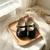Zapatos de cuero retro de corte bajo para niñas, nuevos para primavera y otoño 2025, zapatos plateados tipo Mary Jane de princesa para niños pequeños con suelas blandas
