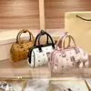 Bolsa Boston de Couro Genuíno Mais Vendida Internacionalmente Bolsa Almofada Feminina Nova Tendência Moderna Bolsa de Ombro Transversal Bolsa de Mão Estampada