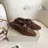Sapatos de pelúcia tricotada e algodão quente para mulheres, novo estilo de chinelos de algodão slip-on com um laço, outono/inverno 2026, bico quadrado