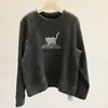 Estilo Casual e Redutor de Idade! Moletom de Lã Bordado com Gato para Mulheres, Outono e Inverno, Cinza Escuro, Espessado, Blusa Pulôver de Gola Redonda