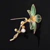 Nuevo Broche de Flor de Terciopelo Verde de Alta Resistencia, Broche de Perla de Agua Dulce con Circonita Microincrustada, Broche Estilo Chino para Qipao al por Mayor