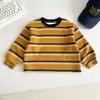Vale do Vento 2026 Inverno Novo Estilo Coreano Elegante Macacão Infantil Listrado de Veludo com Capuz Espesso Versátil Top para Meninos