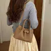 Bolsa transversal estilo balde, modelo novo popular 2026, elegante moda plissada, bolsa de ombro simples, versátil para o uso diário das mulheres