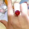 Anel de diamante feminino em moissanita vermelha americana 10 quilates cor D clareza VVS1 corte redondo vermelho pombo anel de diamante Mosan atacado