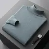 Suéter de cuello alto para hombre para otoño e invierno, camisa base casual de negocios ajustada, nuevo top de punto para hombre