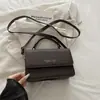 Diseño de nicho, bolso de mano de alta gama, nueva colección otoño 2026, retro moderno, minimalista, adecuado para ir al trabajo, bolso cuadrado pequeño, bolso de hombro, bolso cruzado