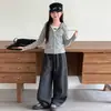 Conjunto de Top con Capucha y Pantalones Rayados Falso Dos Piezas para Niñas Primavera y Otoño 2026 Nuevo Estilo Coreano Casual Pantalones de Corte Irregular Conjunto de Dos Piezas Moderno
