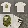 Camiseta unisex de manga curta da marca tendência BAPE, co-branded com design de camuflagem de cabeça de macaco, caimento solto de alta qualidade