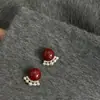 Brincos Ankora Pérola Vermelha para Mulheres, Design de Nicho Francês, Brincos de Luxo Leve e de Alta Qualidade, Brincos Pequenos e Elegantes para Outono e Inverno