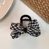 Presilha de garra com laço xadrez preto e branco Estilo universitário britânico Tecido tridimensional para coque de cabelo Presilha tubarão Acessórios de cabelo para o trajeto do estudante