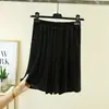 Pantalones cortos de tres cuartos para casa de talla grande para mujer, adecuados para usar al aire libre, shorts deportivos de yoga, nuevo modelo de verano, hechos de tela fina, de color liso, corte holgado