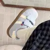 Tênis fofos populares com velcro para mulheres, novos sapatos chic de nicho estilo pão fofinho para o outono de 2026, tênis brancos