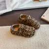 Zapatos versátiles de cuero con estampado de leopardo para niñas, nuevos zapatos retro de otoño para niños tipo Birkenstock con velcro, zapatos individuales para niños pequeños con suelas suaves y antideslizantes