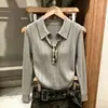 Novo conjunto feminino da moda e popular para o início do outono: um lenço de seda sofisticado, estilo old money, uma blusa de tricô elegante de gola alta e mangas compridas, e uma blusa elegante