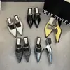 Mules com salto grosso femininas para o trabalho bico fino meia pantufa nova versátil de alta qualidade bico fechado sensação de chinelo 2026 mulheres preguiçosas prata