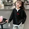 Nuevo estilo de blusa de manga larga con bloques de color y estampado de dibujos animados para niñas, con cuello redondo y diseño de dos piezas falsas para niños pequeños y mayores, adecuada para primavera y otoño