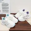 Sapatos de verão para meninas 2026 novo estilo tênis esportivos infantis para crianças pequenas, médias e grandes, malha respirável com sola macia, sapatos de malha única