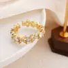 Anel de Trevo Fresco e Elegante Cravejado de Diamantes para Mulheres, Design de Nicho Doce e Luxuoso, Joia de Moda Única no Estilo Europeu e Americano