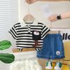 Terno de Verão Infantil de Lapela e Manga Curta 2025 Novo Bebê Polo Listrado Bolso com Aba Calças Urso Boneca Conjunto de Duas Peças Atacado