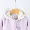 Enterizo para bebé estilo coreano con estampado floral morado, con cremallera frontal y adorables adornos florales, perfecto para salidas
