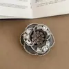 Broche de Camelia ~ Estilo Chanel Elegante Pin de Influencer Socialité Moda Femenina Tendencia Versátil Accesorio para Abrigo
