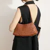 2025 Nova Bolsa de Verão de Design Nicho Tecida Grande Capacidade Bolsa de Vela Francesa Bolsa de Ombro/Axila para Férias Preguiçosas