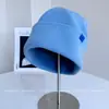 Modioso Gorro de Punto Versátil y Cálido con Etiqueta de Cuero para Mujer, Nuevo Gorro de Invierno a Prueba de Viento, Gorro de Lana Elegante de Color Sólido