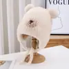 Novo Chapéu de Lã Feminino Fofo de Urso para Outono e Inverno Proteção para Orelhas Veludo Espessado Chapéu de Tricô Fashionável Chapéu para Frio