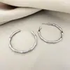 Pendientes de Bambú Nudo en Forma de C Electrochapados en Oro Real, Pendientes Geométricos, Accesorios de Oreja Únicos y Minimalistas para Mujeres con un Diseño de Nicho