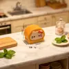 Rollo de Pastel Lindo Gato de Dibujos Animados Escena de Panadería Juguete de Comida en Miniatura Adorno de Resina Colgante para Llavero DIY