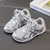 2026 Nuevos Zapatos de Entrenamiento Alemanes Retro para Niños Zapatos de Malla Transpirable Ligeros Zapatos Deportivos Casuales para Niñas Zapatos Forrest Gump
