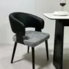 Silla de comedor para el hogar de lujo ligero estilo italiano, silla de tocador de ocio, silla de recepción y sala de reuniones de hotel de alta gama, silla de cuero cómoda con respaldo