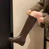 Botas de piel suave elástica con punta redonda, modelo 2026, para aumentar la altura, versátiles y sencillas, botas altas de caña larga para personas menudas, botas finas de caña corta en color marrón