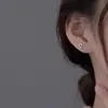 Aretes Broche Moda Femenina Diseño Creativo de Nicho Gama Alta Simple Exquisito Temperamento Versátil Adornos para Orejas de Uso Diario