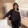 Suéter de punto de hilo de núcleo estilo francés maduro casual de un hombro, top relajado y seductor para otoño e invierno para mujer, camiseta básica