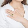 Anillo ovalado de calcedonia con forma de huevo y estrellas de jade incrustadas. Anillo brillante de jade hetiano con incrustaciones y baño de oro vivo para mujer.