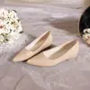 Sapatos femininos bico fino na cor nude, moda versátil estilo francês, decote baixo, adequados para o trabalho, novo modelo primavera 2026, sapatos de salto alto com aumento interno de altura